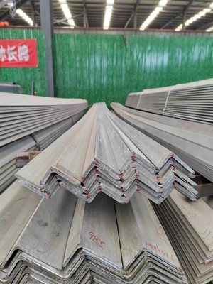 Acero de carbono laminado en caliente de grado ASTM hierro de ángulo desigual para materiales de construcción