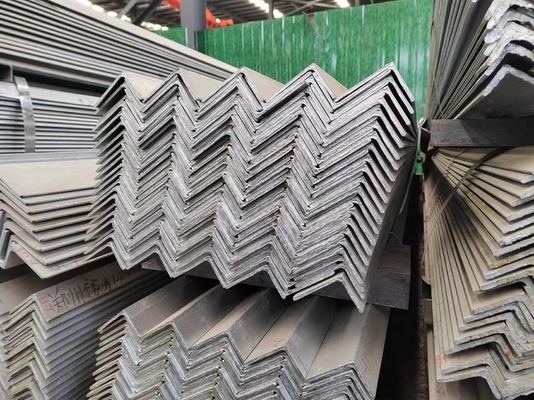 Acero de carbono laminado en caliente de grado ASTM hierro de ángulo desigual para materiales de construcción