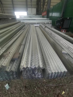 Lintel de acero perforado galvanizado laminado en caliente con agujeros de perforación/ barra de hierro con ranuras