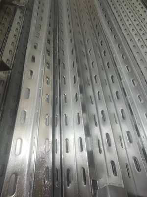 Lintel de acero perforado galvanizado laminado en caliente con agujeros de perforación/ barra de hierro con ranuras