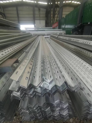 Barras de hierro laminadas en caliente de acero de ángulo igual en forma de L para construcción con agujeros