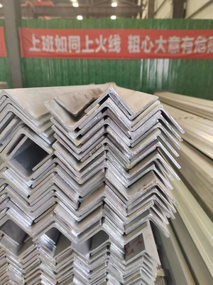 Barras de ángulo de acero resistentes con ranuras para aplicaciones estructurales Serie Q195-Q420