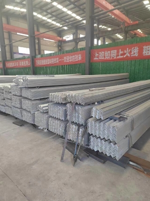 Barras de ángulo con ranuras de acero inoxidable de la serie Q195-Q420 para construcción y construcción naval