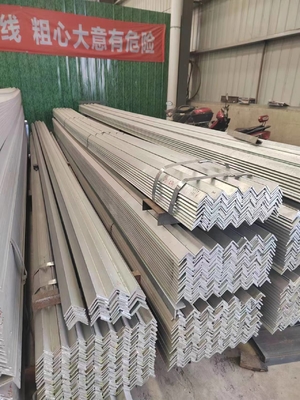 Barras de ángulo con ranuras de acero inoxidable de la serie Q195-Q420 para construcción y construcción naval