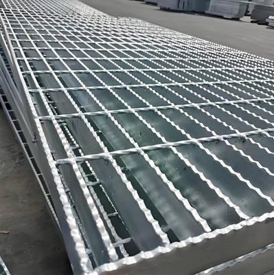 Rejilla de acero galvanizado sumergido en caliente con estilo de diseño industrial y ancho de barra cruzada de 50 mm