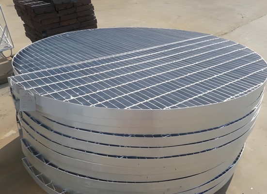 Rejilla de acero galvanizado sumergido en caliente con estilo de diseño industrial y ancho de barra cruzada de 50 mm