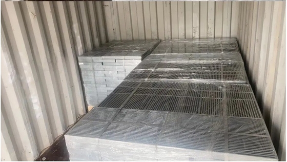 Rejilla de acero galvanizado sumergido en caliente con estilo de diseño industrial y ancho de barra cruzada de 50 mm