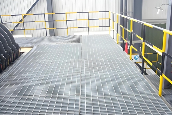 Rejilla de acero galvanizado certificada ISO9001 para plataforma de mantenimiento en color plateado