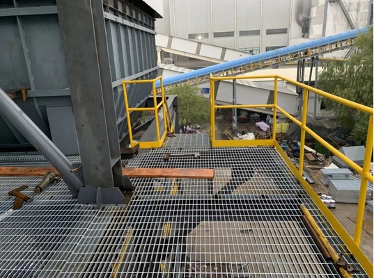 Paseo de rejilla de acero plateado con estilo de diseño industrial y peso de la plataforma de soldadura